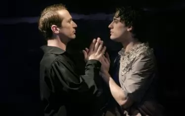  Деян Донков и Владо Карамазов като Отело и Дездемона в спектакъла на Лилия Абаджиева. 