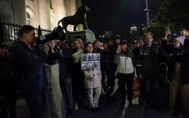 След вкарването на Иванчева и Петрова в затвора десетки граждани се събраха пред Съдебната палата в София, протестирайки срещу присъдата им. Те трудно може да бъдат обвинени, че са платена агитка. Значи все пак окончателната присъда не остави усещане за несъмнена справедливост.
