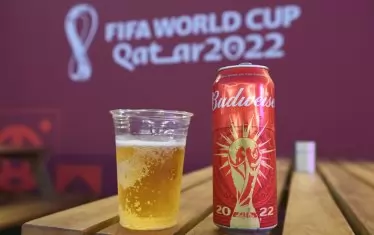 От "Будвайзер" бяха подготвили брандирани кенове, но голяма част от тях ще останат неизползвани след забраната за продажба на стадионите.