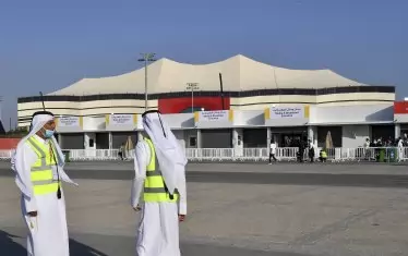 Организаторите стигат до решението да променят цвета на стадион "Ал Байт" от тъмен на светъл и така осигуряват падане на температурата вътре с 5 градуса.