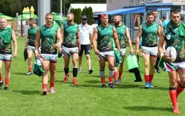 Ромен Балмис (в дъното, с бяла фланелка) крачи доволен след тренировка на националния ни отбор.