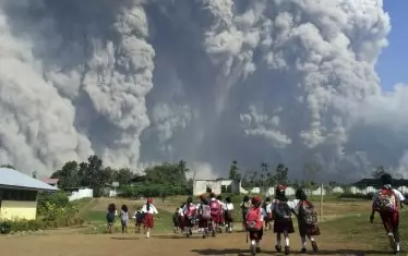 Синабунг е активен вулкан, намиращ се на индонезийския остров Суматра. Синабунг периодично изригва и атакува околните селища с лава и вулканична пепел. В резултат хиляди хора в подножието на кратера остават без подслон и препитание. При последното голямо изригване - през март 1921-ва, загинаха 16 души. 
