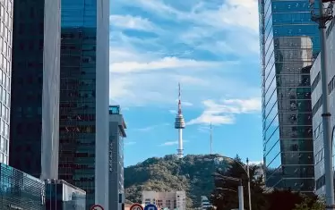 Гледка към кулата „Намсан“ от улица в централен Сеул.