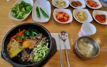 Корейски бъркан ориз със зеленчуци и добавки „бибимбап“.