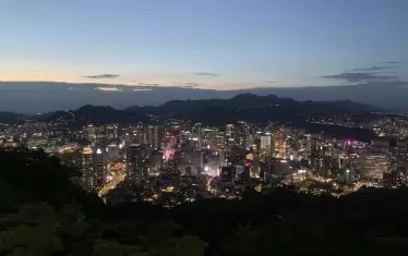 Нощна гледка към центъра на Сеул от върха на планината Намсан.