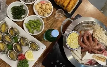 Корейска трапеза с морски дарове.