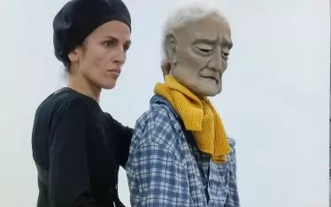  В спектакъла "участва" и кукла с човешки ръст.