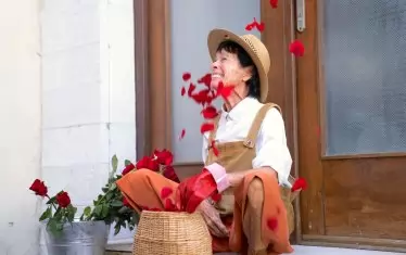  Дъщерята на Чарли Чаплин и Уна О'Нийл в кадър от "Босият император".