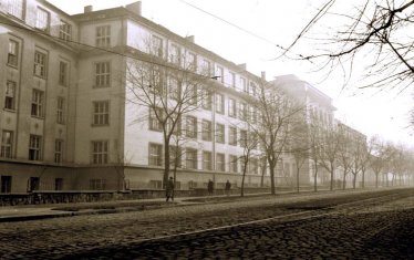 Сградата на Висшето техническо училище. И сега това е домът на УАСГ.