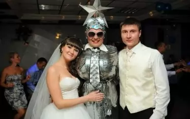 Младоженци се снимат с двойника на Верка - Сергей Дворецки.