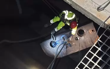  Алпинисти се включиха в уникалната ремонтнаа операция.