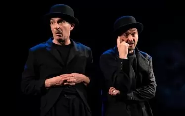  Диди и Гого на Бекет като Чаплиновия "малък човек".