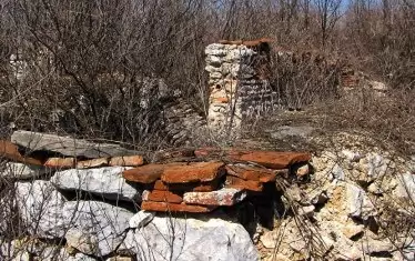  Останки от зидове на сгради в град Лефке.