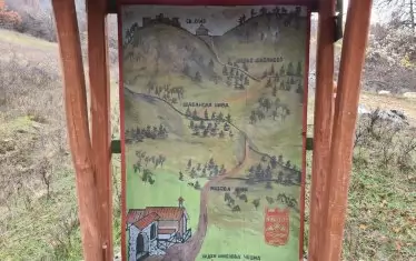 По маршрута има указателно табло с карта на местността около базиликата.