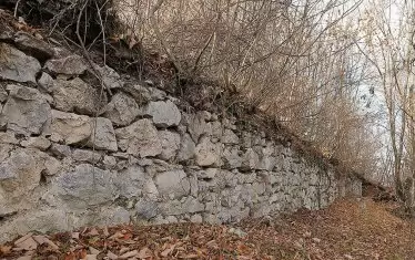  Част от крепостната стена на Лефке.