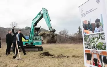 Служебният правосъден министър Крум Зарков вчера направи първа копка на новия затвор в Самораново.