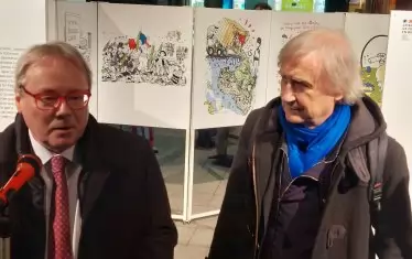 Откриването на изложбата на Плантю на площад "Славейков" стана повод за първа публична изява на новия френски посланик в България Жоел Мейер (вляво), който няколко дни преди това бе връчил акредитивните си писма на държавния глава.