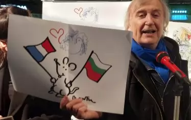 Мишката, която присъства в почти всички карикатури на Плантю и играе ролята на негова запазена марка, поздрави българите чрез този шарж по повод първото ѝ посещение в България.