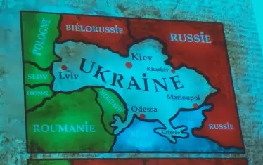 И още един гълъб - на Плантю му се струва, че географските очертания на Украйна приличат на гълъб, който Русия се стреми да осакати, като му откъсне едното крило (Донецк и Луганскк) и единия крак (Кримския полуостров).