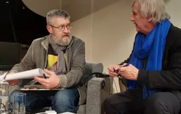 Двама големи карикатуристи - Христо Комарницки от "Сега" (вляво) и Плантю (до скоро от "Монд"), се разбират с малко думи, защото и рисунките им често говорят без думи.