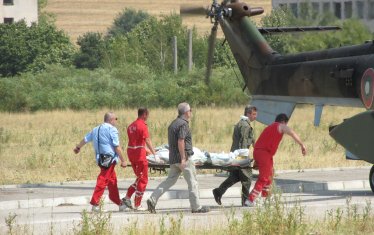 В момента при кризисни ситуации помагат и военните хеликоптери. Те обаче не могат да кацат навсякъде.
