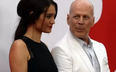 Актьорът с втората си съпруга Ема Хеминг.