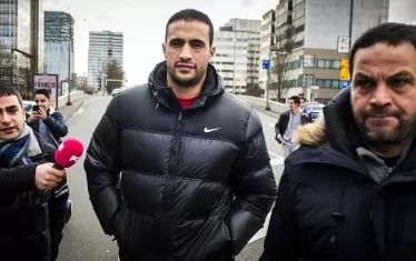 Кикбоксьорът Бадр Хари напуска съдебната зала в Амстердам заедно с адвоката си (вдясно) след изслушването през 2014 г. по делото за нападението срещу Кун Еверинк, след което боецът излежа 18-месечна ефективна присъда за нападение.