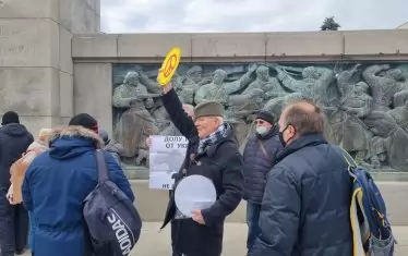 Руснаци и украинци, живеещи в Бургас, протестират заедно срещу войната в Украйна.