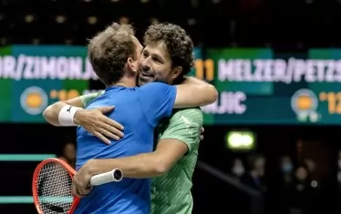 Тенисът все още носи на Робин Хаазе поводи да се усмихва - през февруари тази година той и партньорът му Матве Миделкоп (в гръб) спечелиха титлата на двойки от домашния си турнир в Ротердам.