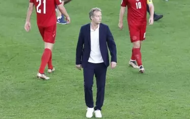 Каспер Хюлманд напуска терена на ст. "Ал Джануб" в Ал Уакра след оказалия се прощален мач на датчаните на световното в Катар - срещу Австралия.