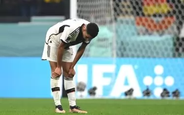 Най-добрият играч на Германия в мачовете от Мондиал `22 Джамал Мусиала е съкрушен след края на двубоя срещу Коста Рика, изхвърлил и двата тима от световното.