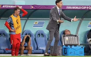 Уругвайският селекционер Диего Алонсо и резервният вратар Фернандо Муслера наблюдават напрегнати последните минути от мача срещу Гана, след който наставникът беше уволнен.