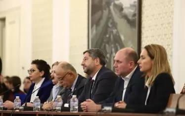 Ръководството на десните беше в пълен състав.