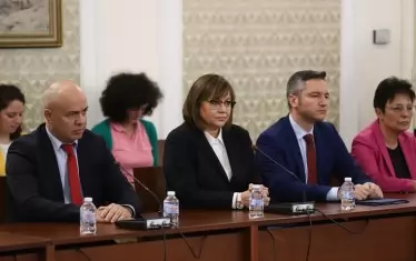 Соцлидерът Корнелия Нинова приключи срещата за около 5 минути.