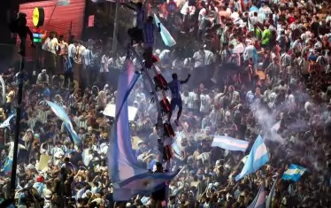 Стотици хиляди аржентински запалянковци заляха улиците на столицата Буенос Айрес и останалите градове в страната и празнуваха цяла нощ след паметния триумф над Франция във финала на Мондиал 2022.