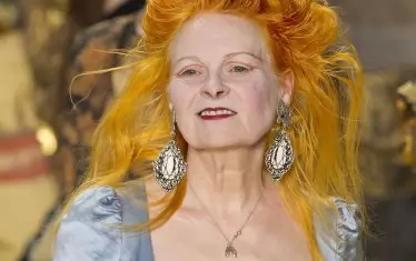  Стилистката с нейните характерни червени коси и ярък грим.