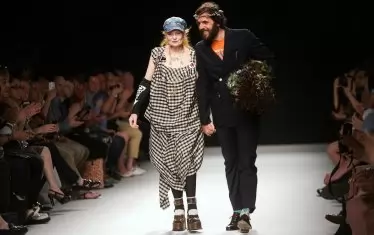  Вивиан и нейният съпруг и съавтор Андреас Кронталер на Модната седмица в Милано през юни 2012-а.