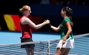 Изабелла Шиникова поздравява Алисон ван Ойтванк след откриващата среща от мача между България и Белгия.