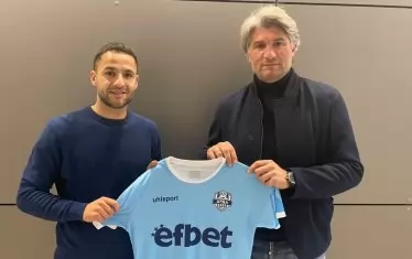 Спортният директор на "Арда" Ивайло Петков представя второто зимно попълнение на тима - Радослав Цонев (вляво).