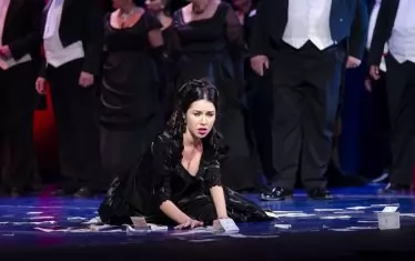  Беса Лугичи като Виолета