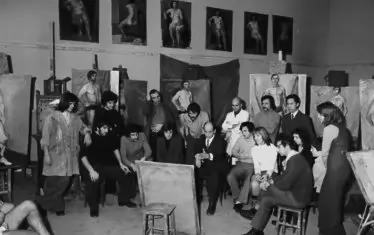  Проф. Добри Добрев със студентите от випуск 1978 в ателието си.