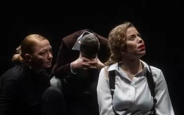 Мариана Жикич и Виттория Николова в сцена от спектакъла.Йор