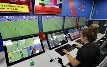 Системата "Видео асистент рефер" (VAR) в действие по време на световното първенство в Русия преди 4 години.