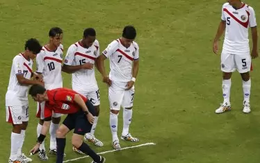 По време на турнира в Бразилия през 2014 г. съдиите за пръв път използваха спрей, за да маркират разположението на стената и на топката при изпълнение на пряк свободен удар.