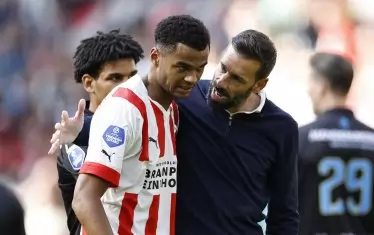 Гакпо получава поздравления от треньора си в ПСВ "Айндховен" Рууд ван Нистелрой.