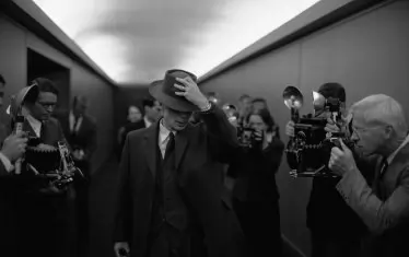 Филмът редува цветни и черно-бели изображения.