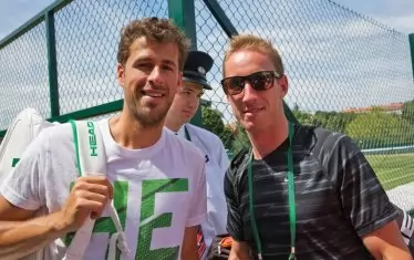 Робин Хаазе и треньорът му Марк де Йонг (вдясно) след тренировъчна сесия в лондонския "Ол Ингалнд Клъб" по време на участието на нидерландеца на "Уимбълдън" през юни 2015 г.