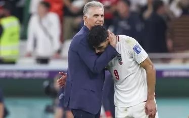 Карлош Кейрош успокоява нападателя Мехди Тареми след загубата от САЩ, с която приключи втория престой на португалеца като селекционер на Иран.