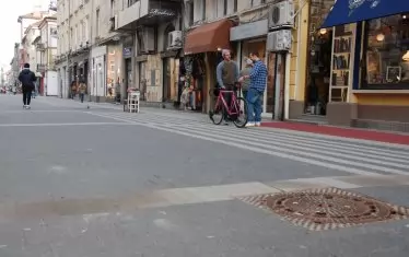  Височината на бордюрите по част от улицата вече е понижена до 3 см. 