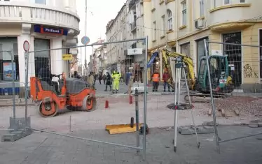  Загражденията в двата края на приключващия ремонт трябва да бъдат вдигнати до Нова година, събщават от Столична община. 